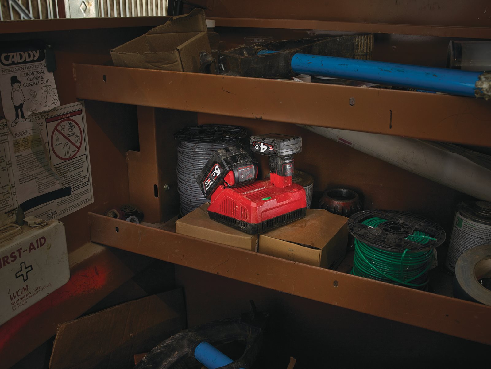 Milwaukee Schnellladegerät M12-18 FC (Ladestrom: 6 A, für M12 & M18 Akkus, lädt M18 B5 in 59 min)