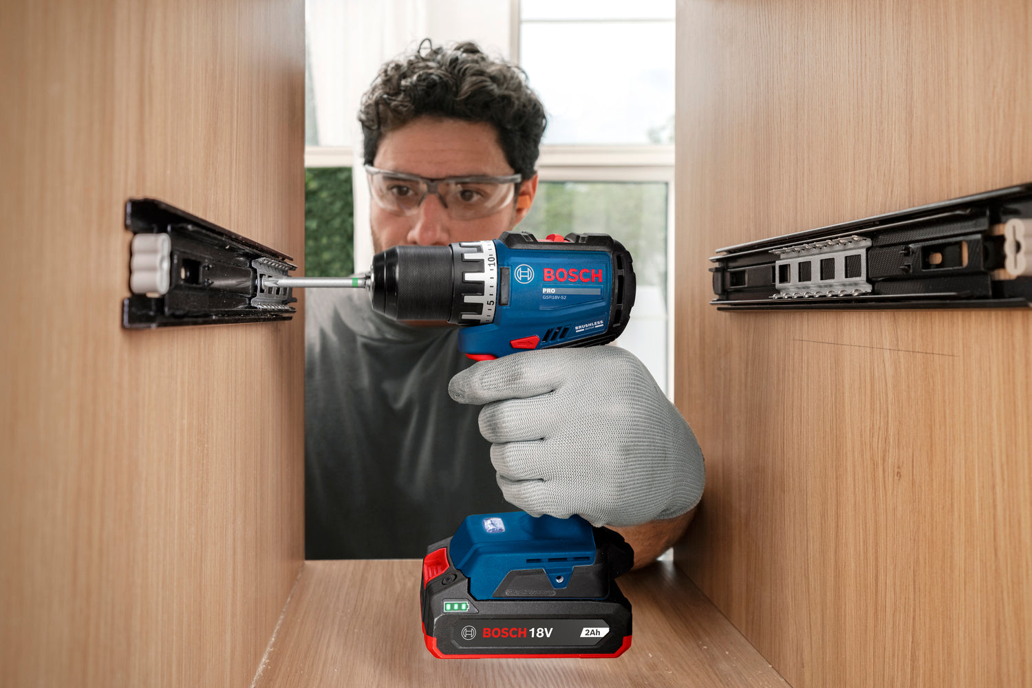 Bosch PRO Akku-Bohrschrauber GSR18V-52 (Max. Drehmoment: 70 Nm, Bohrfutter: 13 mm, Drehzahl: 500/1900 U/min, mit 2 x EXBA18V-40 Akku in L-BOXX 136)