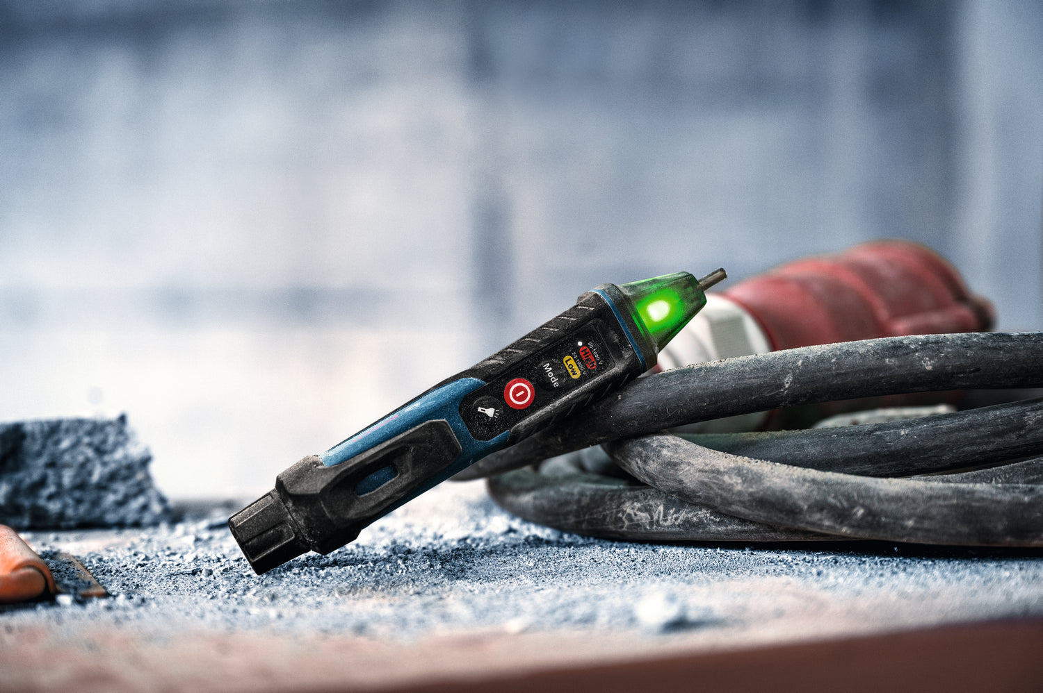 Bosch PRO Spannungsprüfer GVD 1000-17 (berührungslos, Zwei Spannungsbereiche: 24 - 1000 / 90 - 1000 V AC, CAT IV, IP67, LED-Anzeige, inkl. Batterien)