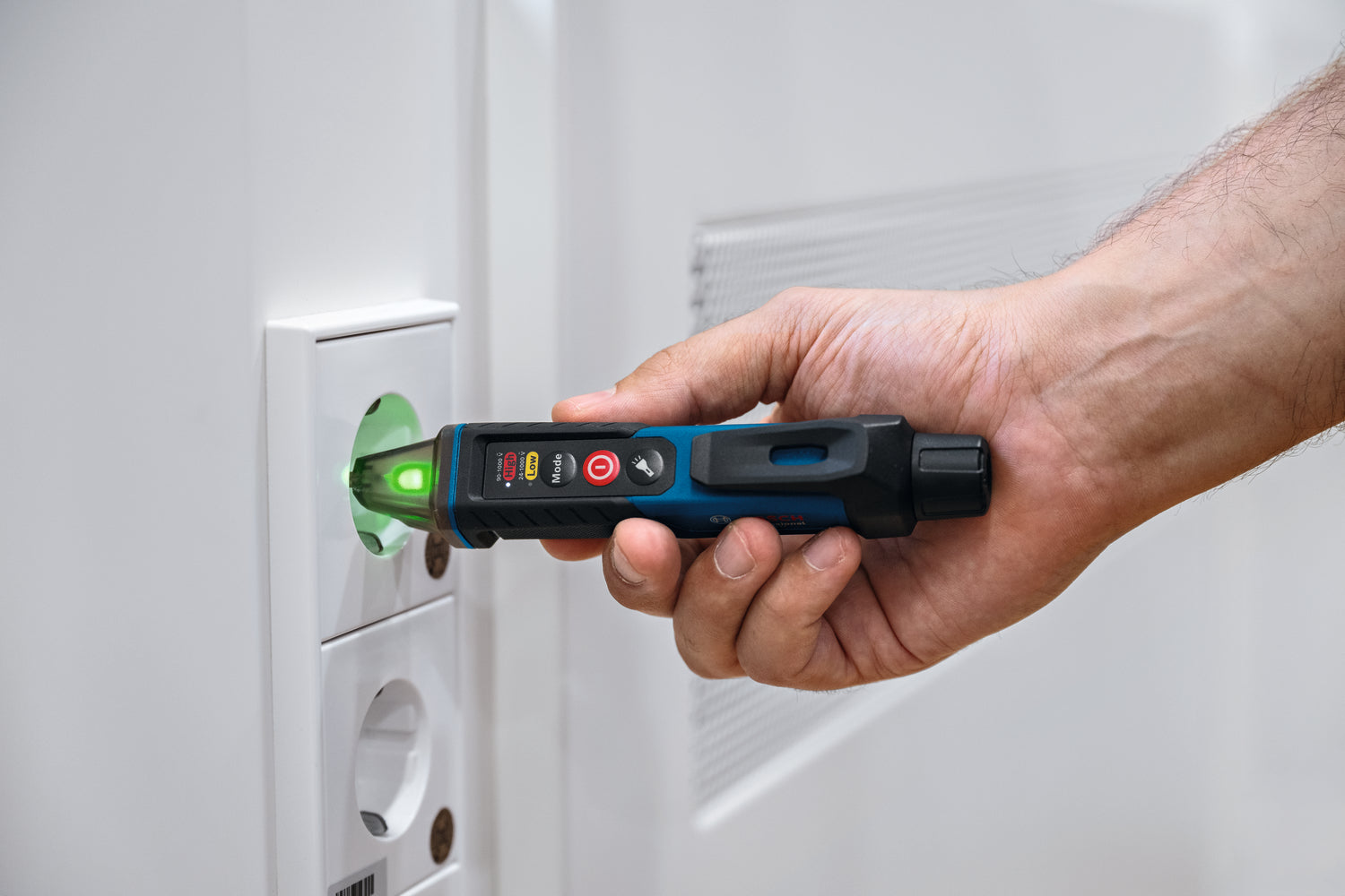Bosch PRO Spannungsprüfer GVD 1000-17 (berührungslos, Zwei Spannungsbereiche: 24 - 1000 / 90 - 1000 V AC, CAT IV, IP67, LED-Anzeige, inkl. Batterien)