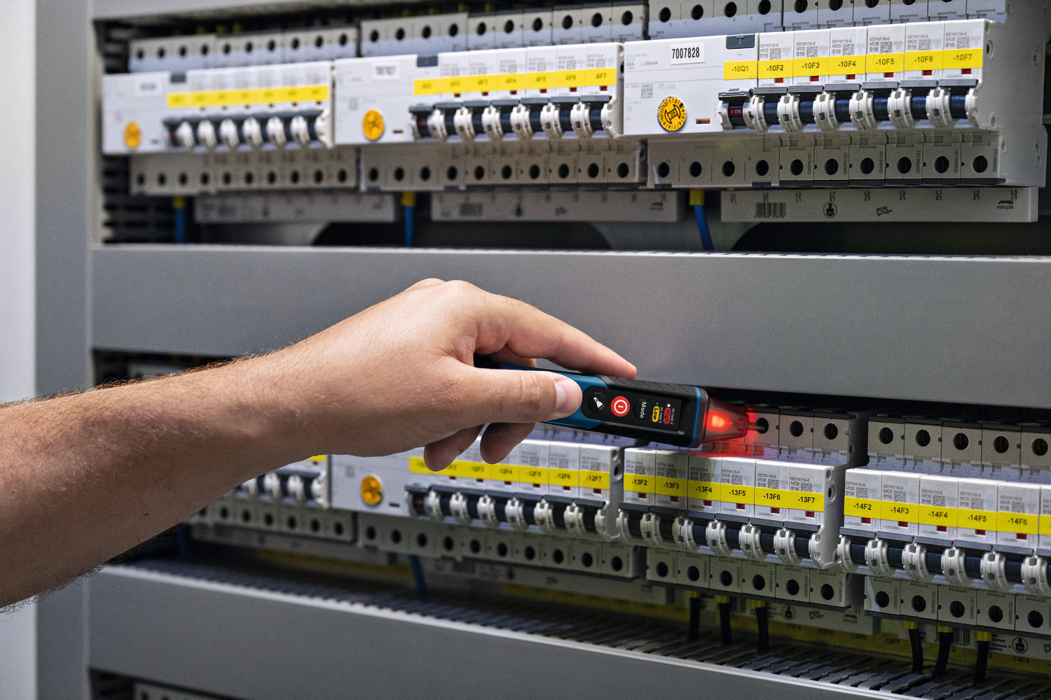 Bosch PRO Spannungsprüfer GVD 1000-17 (berührungslos, Zwei Spannungsbereiche: 24 - 1000 / 90 - 1000 V AC, CAT IV, IP67, LED-Anzeige, inkl. Batterien)