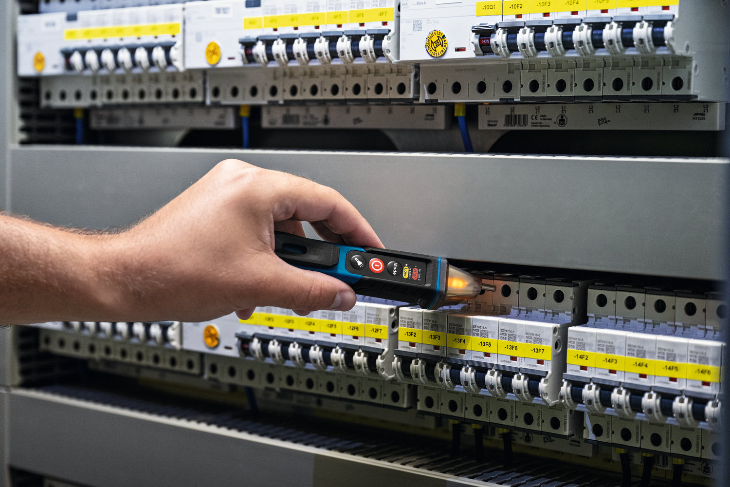 Bosch PRO Spannungsprüfer GVD 1000-17 (berührungslos, Zwei Spannungsbereiche: 24 - 1000 / 90 - 1000 V AC, CAT IV, IP67, LED-Anzeige, inkl. Batterien)