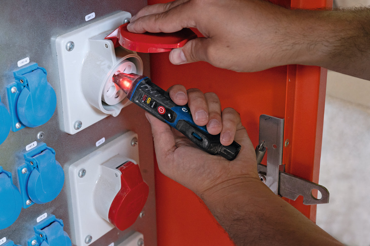 Bosch PRO Spannungsprüfer GVD 1000-17 (berührungslos, Zwei Spannungsbereiche: 24 - 1000 / 90 - 1000 V AC, CAT IV, IP67, LED-Anzeige, inkl. Batterien)
