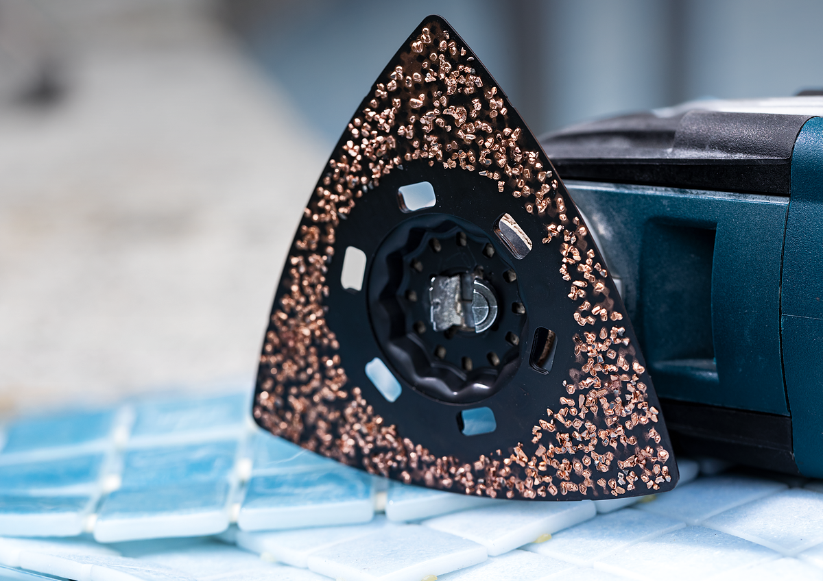 Bosch Starlock Expert Schleifpatte Carbide-Riff AVZ 90 RT2 90 mm Körnung 20 zum entfernen von Mörtel hinter Fliesen, Teppichkleber