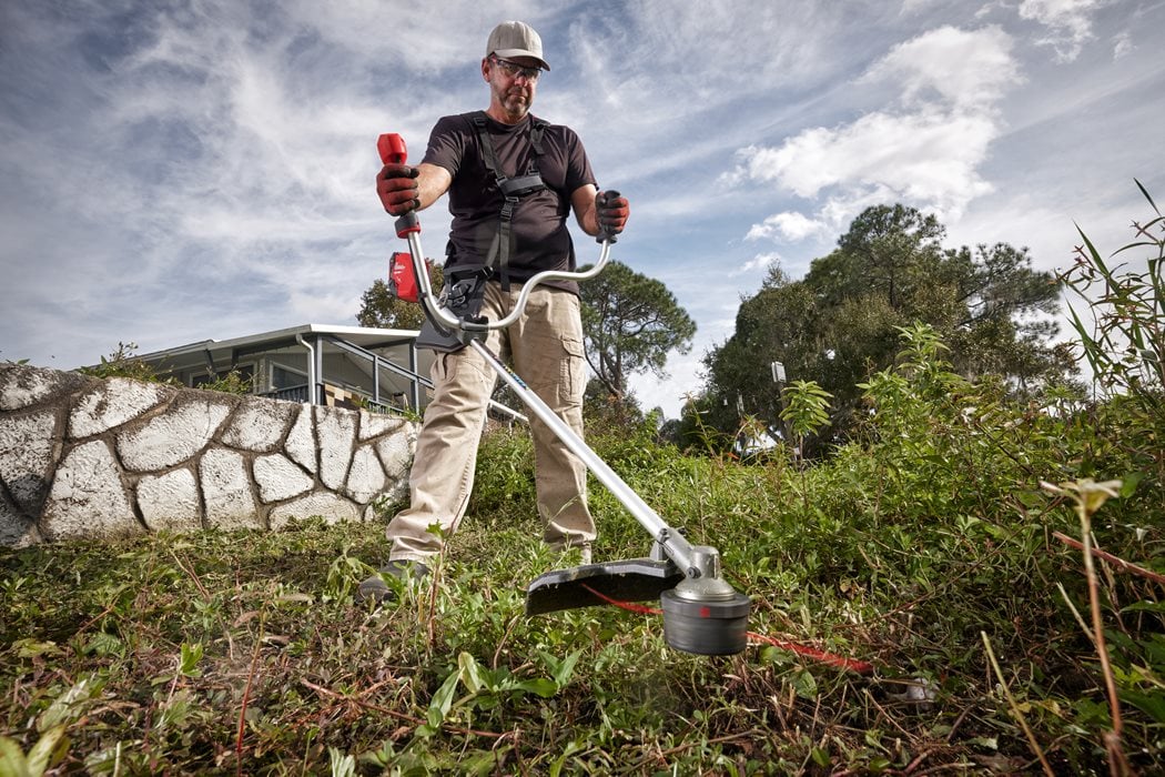 Milwaukee M18 FBCU-802 FUEL Akku-Freischneider 35-40cm Schnittbreite mit 2x M18 HB8 Akku und Lader im Karton