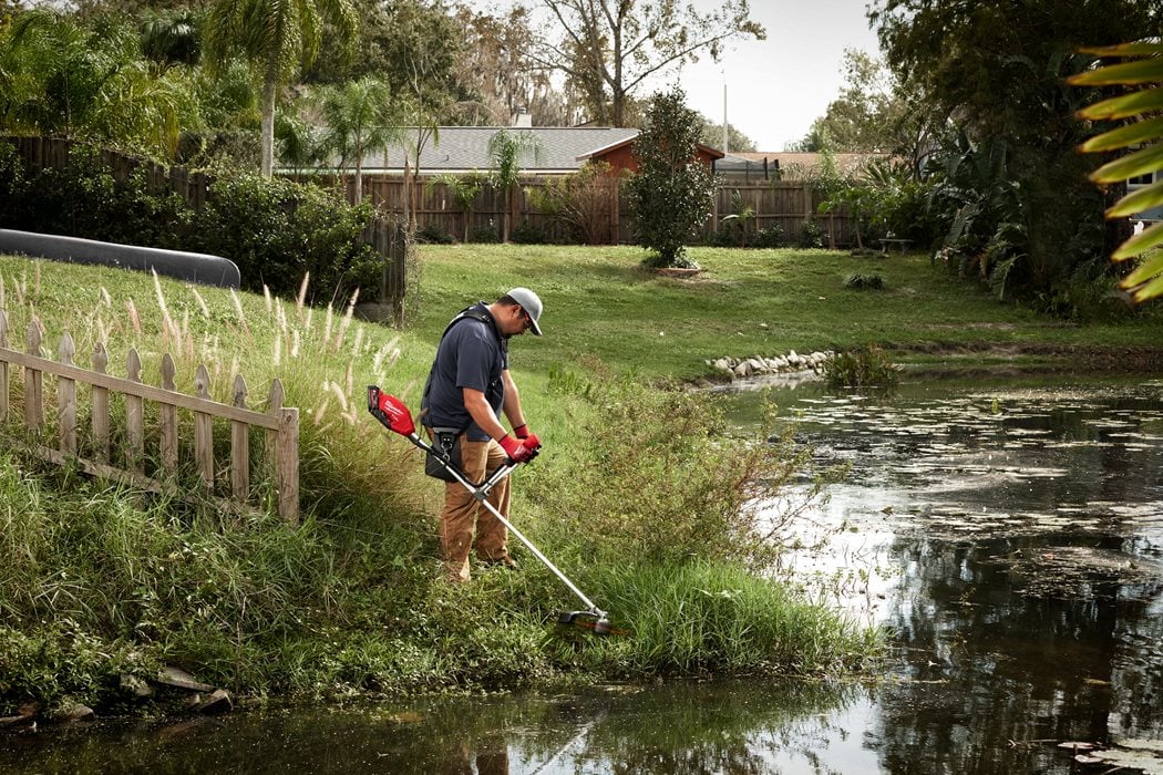 Milwaukee M18 FBCU-802 FUEL Akku-Freischneider 35-40cm Schnittbreite mit 2x M18 HB8 Akku und Lader im Karton