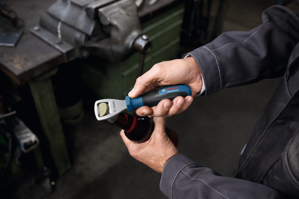 Bosch Flaschenöffner blau/schwarz auf Baustelle (1600A0398B)