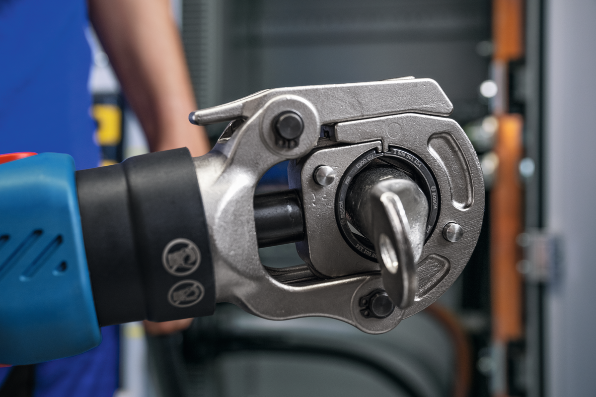 Bosch Professional GPH 18V-60 Akku-Hydraulik-Crimpzange 60 kn zum verpressen von Kabelschuhen  (06019P0100)