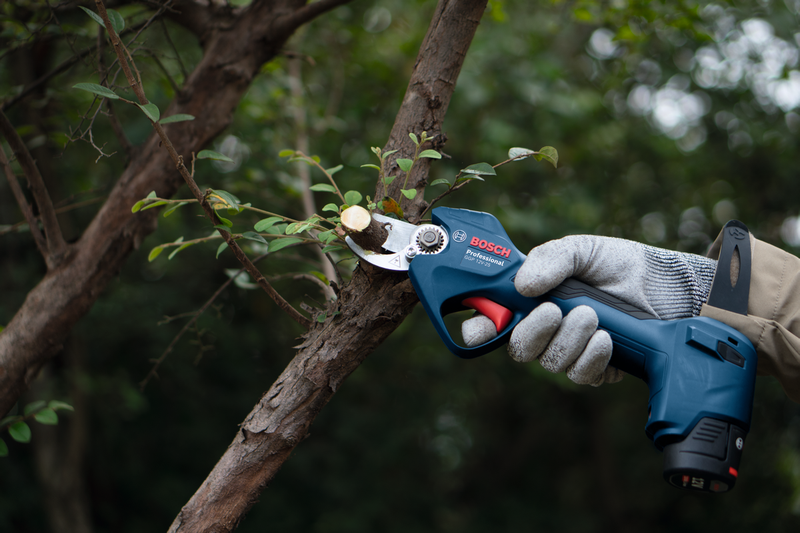 Bosch Professional GGP 12V-25 Akku-Gartenschere mit Akku/Lader in Karton