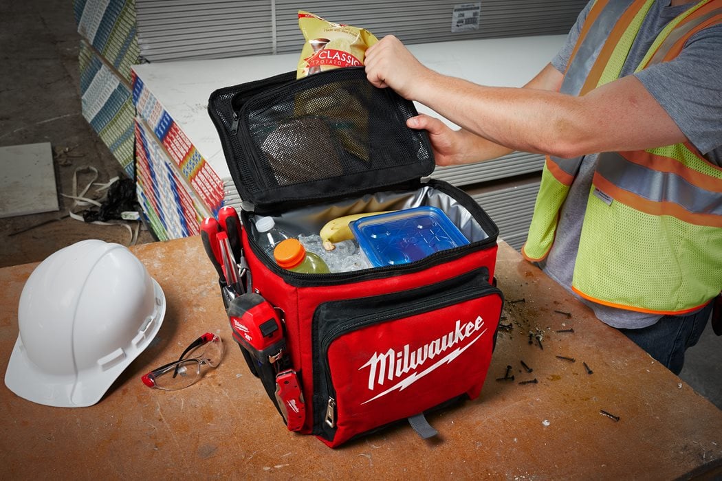Milwaukee Jobsite Kuehltasche mit Elektroniktasche zum lagern von Lebensmittel (4932464835)