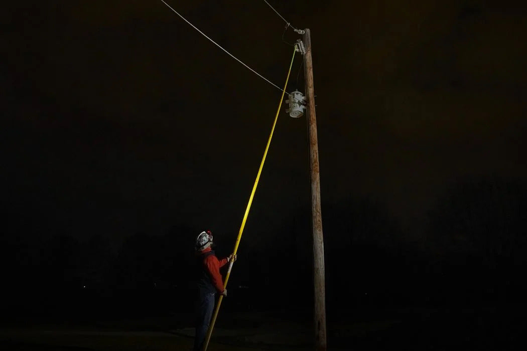 Milwaukee L4HSL-301 Akku-Leuchte Hochspannungsarbeiten 350 Lumen aus schlagfestem Aluminiumgehaeuse (4933493968)