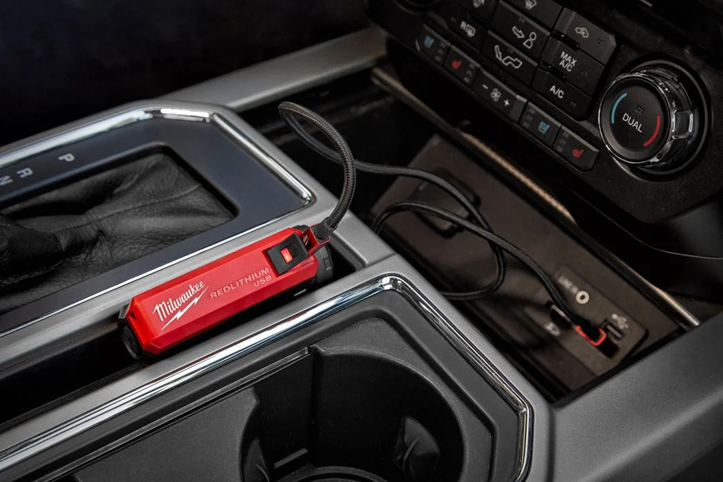 Milwaukee L4 PPS-301 USB-Akku und Ladegerät mit 2.1 A Ladestrom (4932493335)