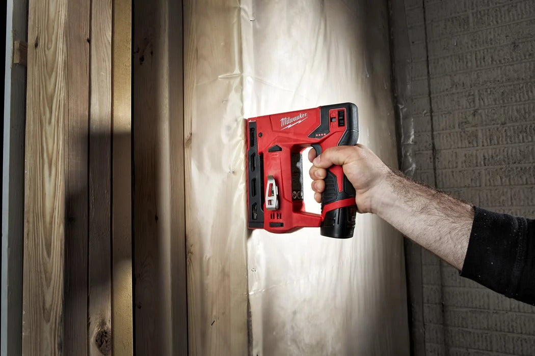 Milwaukee M12 BST-0 Akku-Tacker ohne Akku/Lader (4933459634)