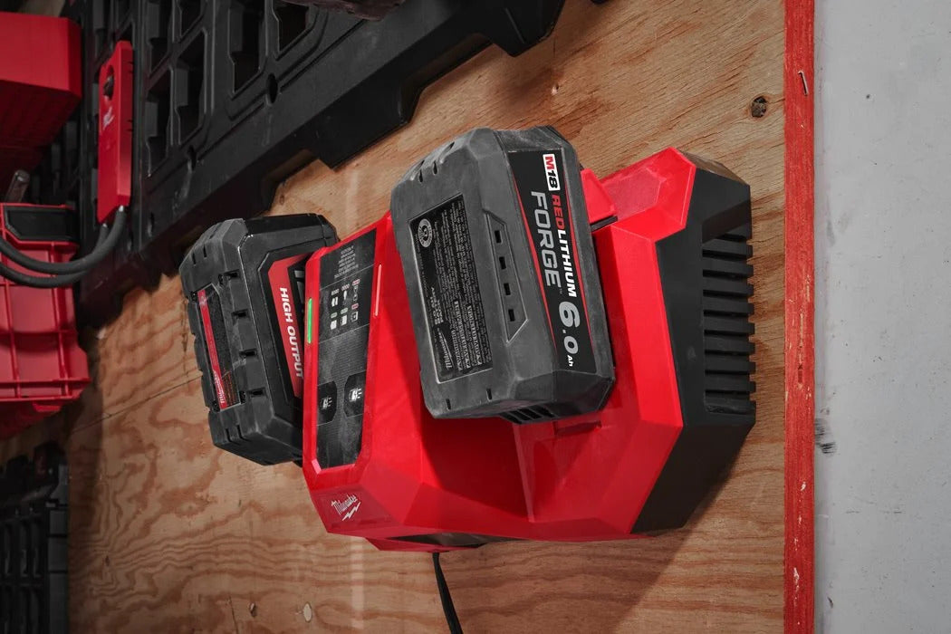 Milwaukee M18 DBSC Zweifach-Simultan-Schnellladegerät 18 A Ladestrom als Wandmontage