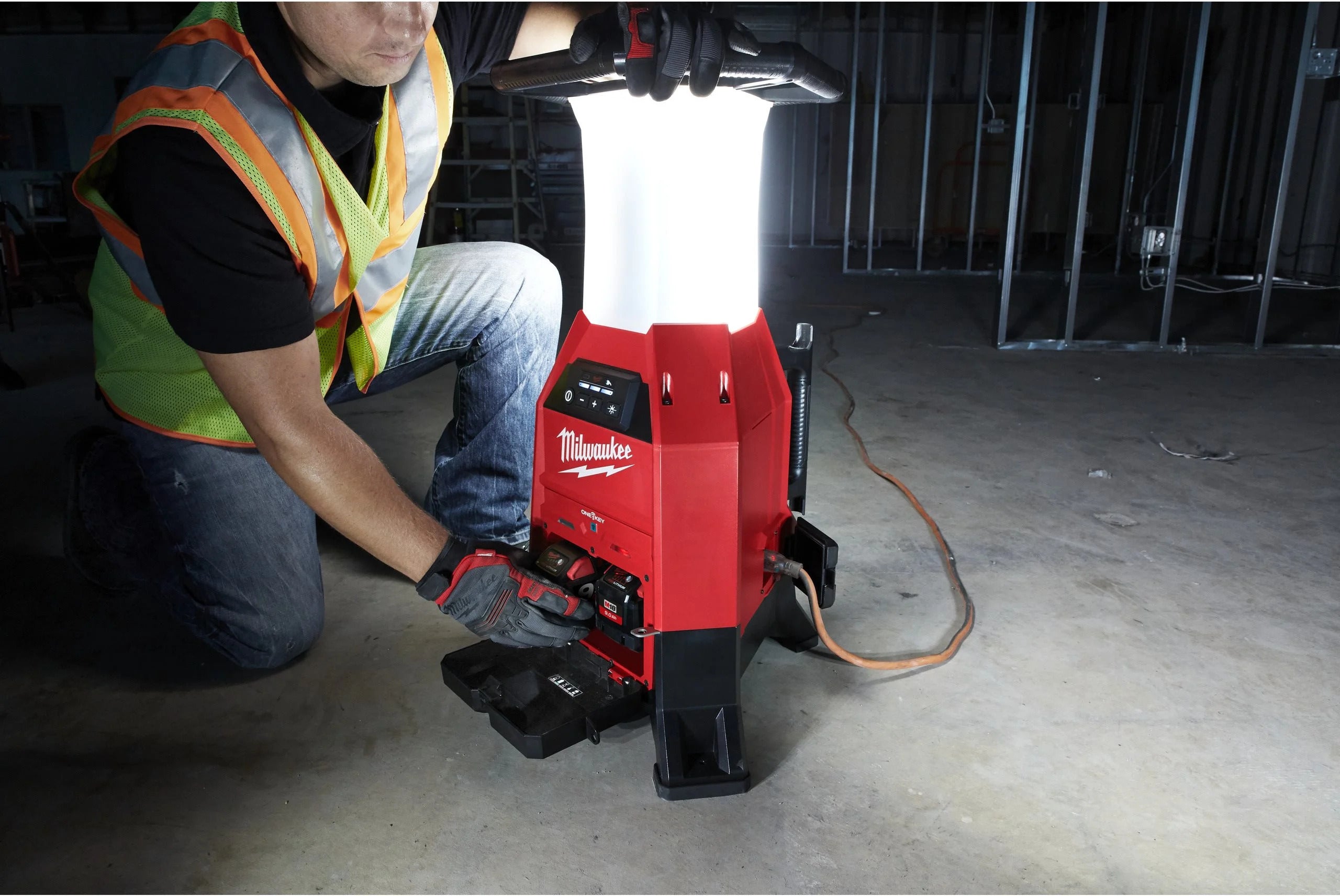 Milwaukee M18 ONESLDP-0 Akku-Standleuchte 9000 Lumen mit integriertem Ladegeraet (4933459160)