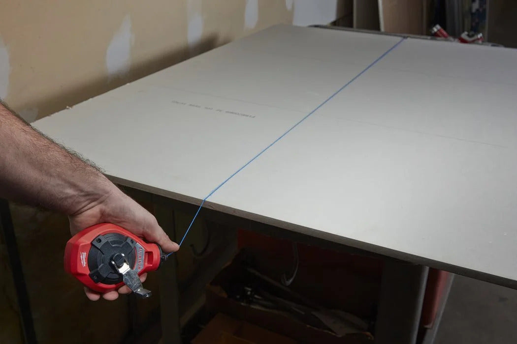 Milwaukee Schlagschnur 30 m Schnurlänge, feine Linie mit roter Kreide für gerade Linien (4932498390)