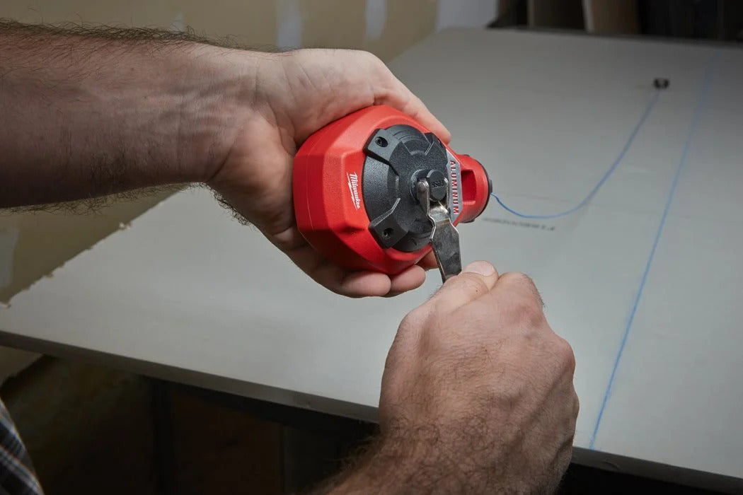 Milwaukee Schlagschnur 30 m Schnurlänge, feine Linie mit roter Kreide für gerade Linien (4932498390)