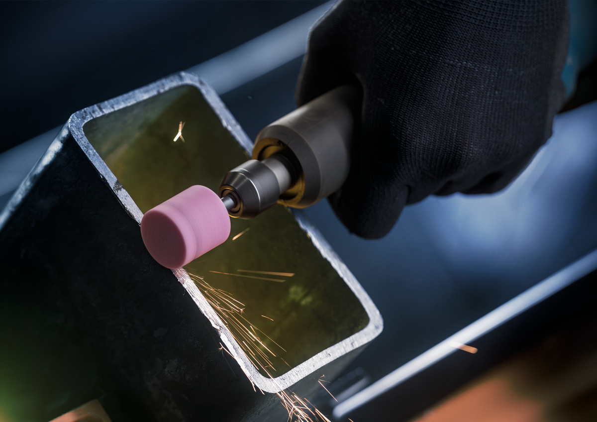 Schleifarbeiten am Stahl mit dem Bosch Pro Steel Schleifstiftset mit 6 mm Aufnahmeschaft Körnung 60 5 tlg. (1609200286)