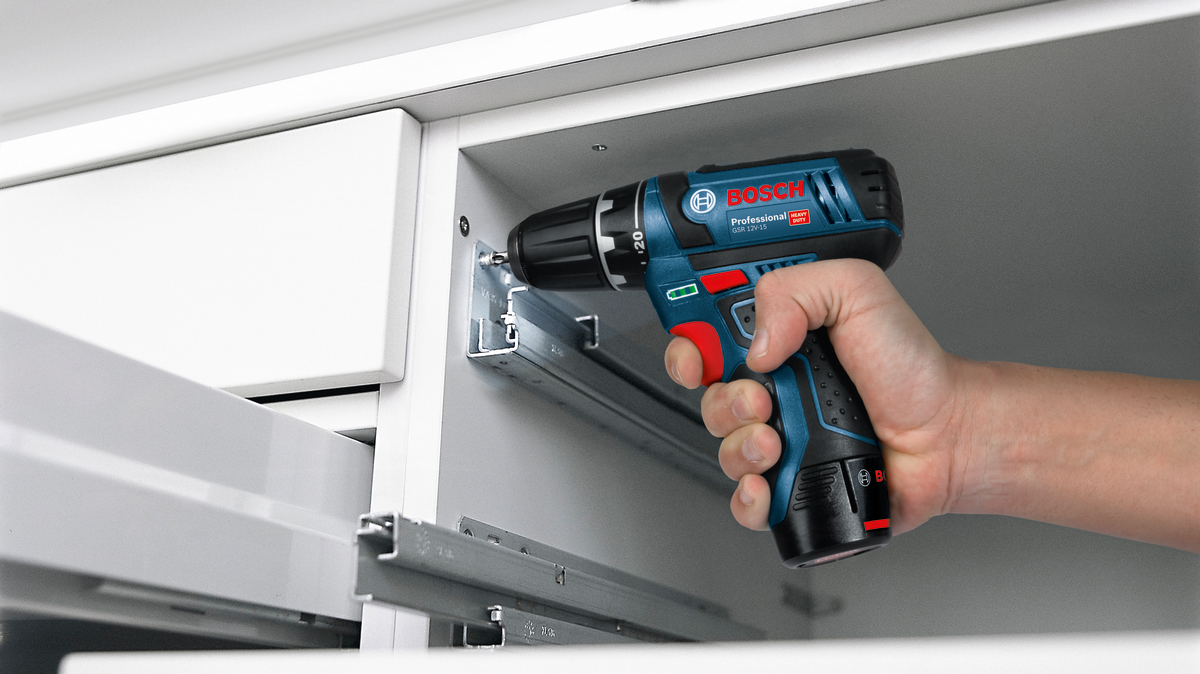 Bosch Professional GSR 12V-15 Akku-Bohrschrauber mit 2 x 2.0 Ah Akku in Tasche