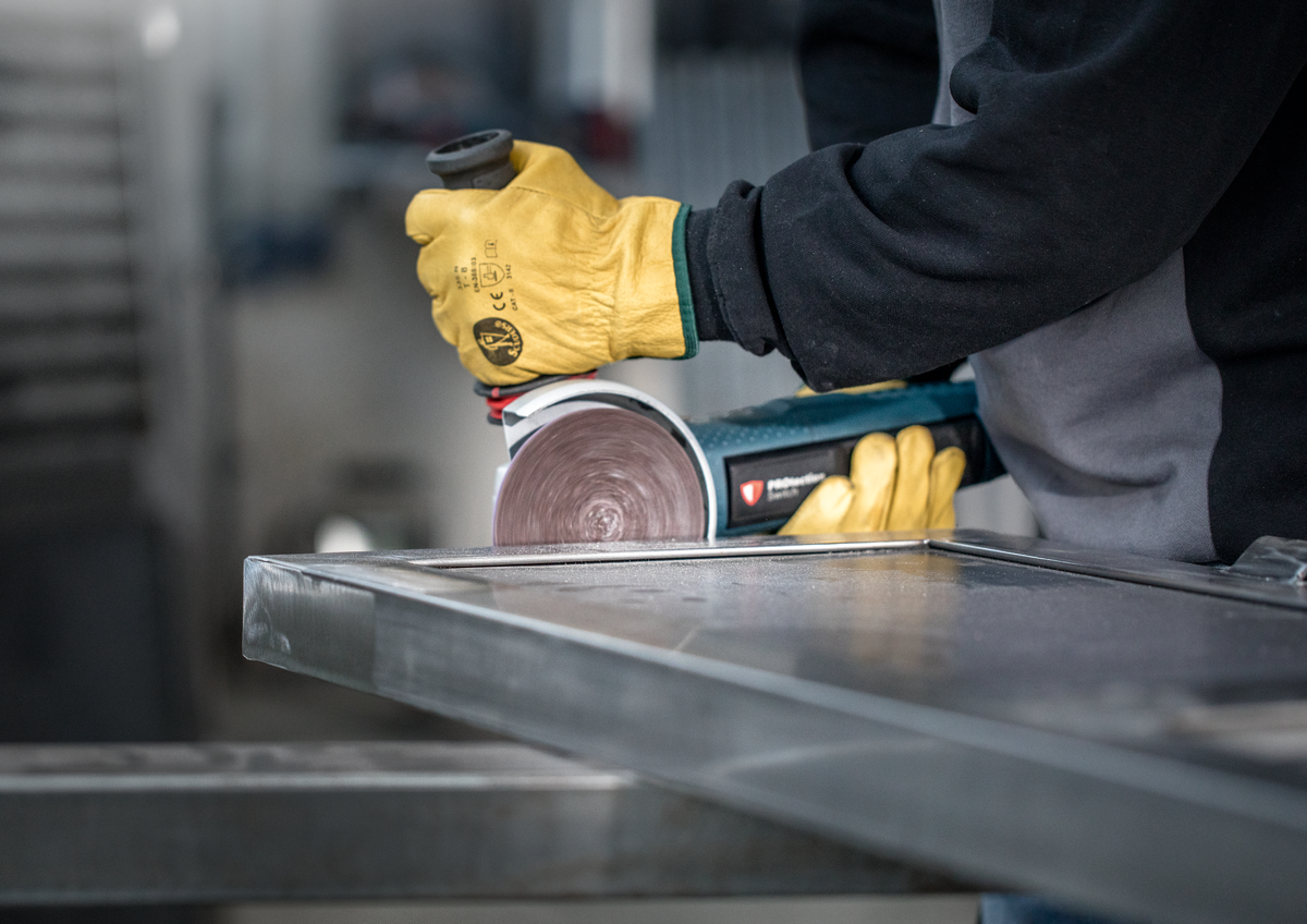 Bosch Expert Vliesscheibe N880 für Exzenterschleifer Ø 125/150 mm zum Endbearbeiten von Metall