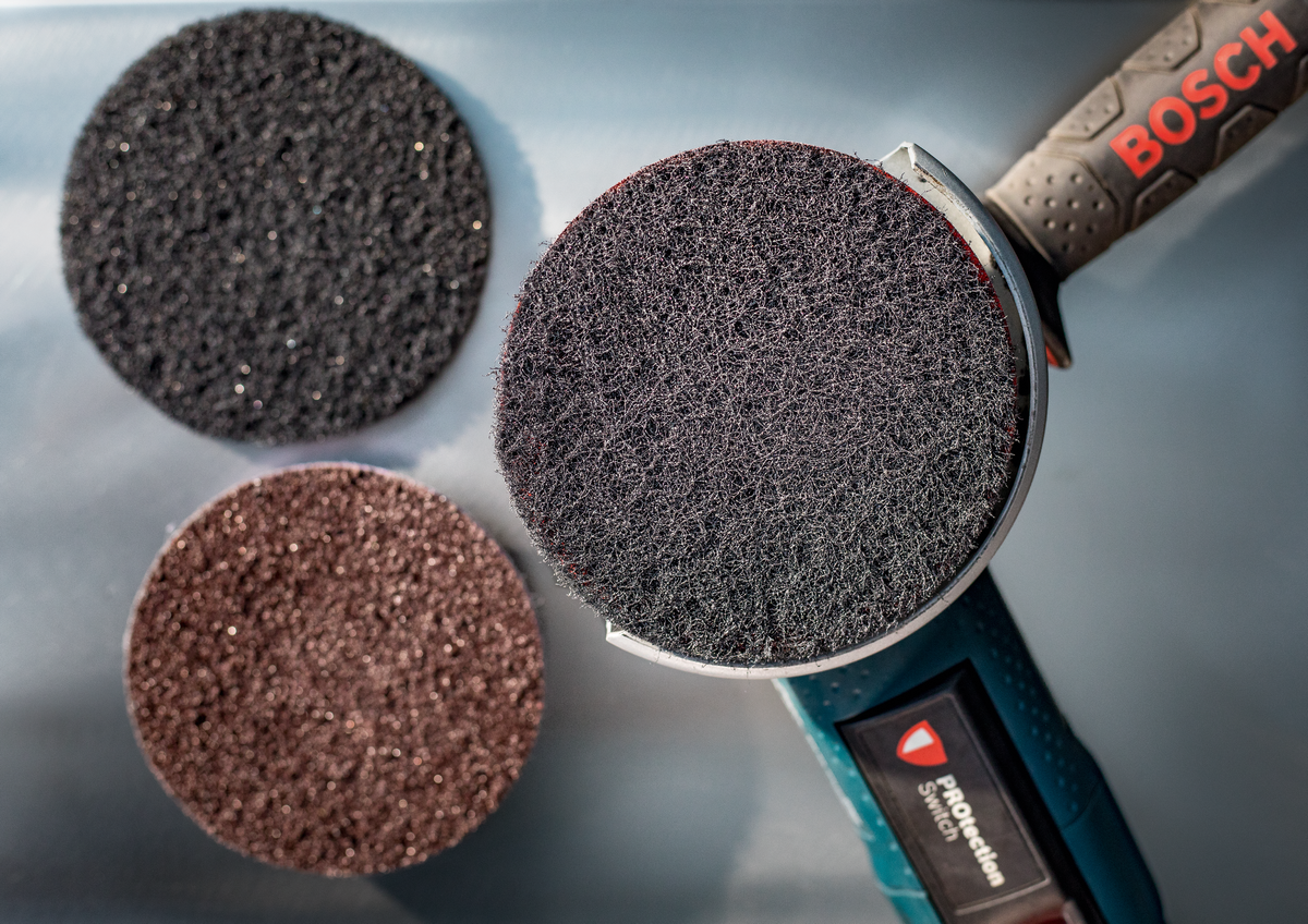 Bosch Expert Vliesscheibe N880 für Exzenterschleifer Ø 125/150 mm zum Endbearbeiten von Metall