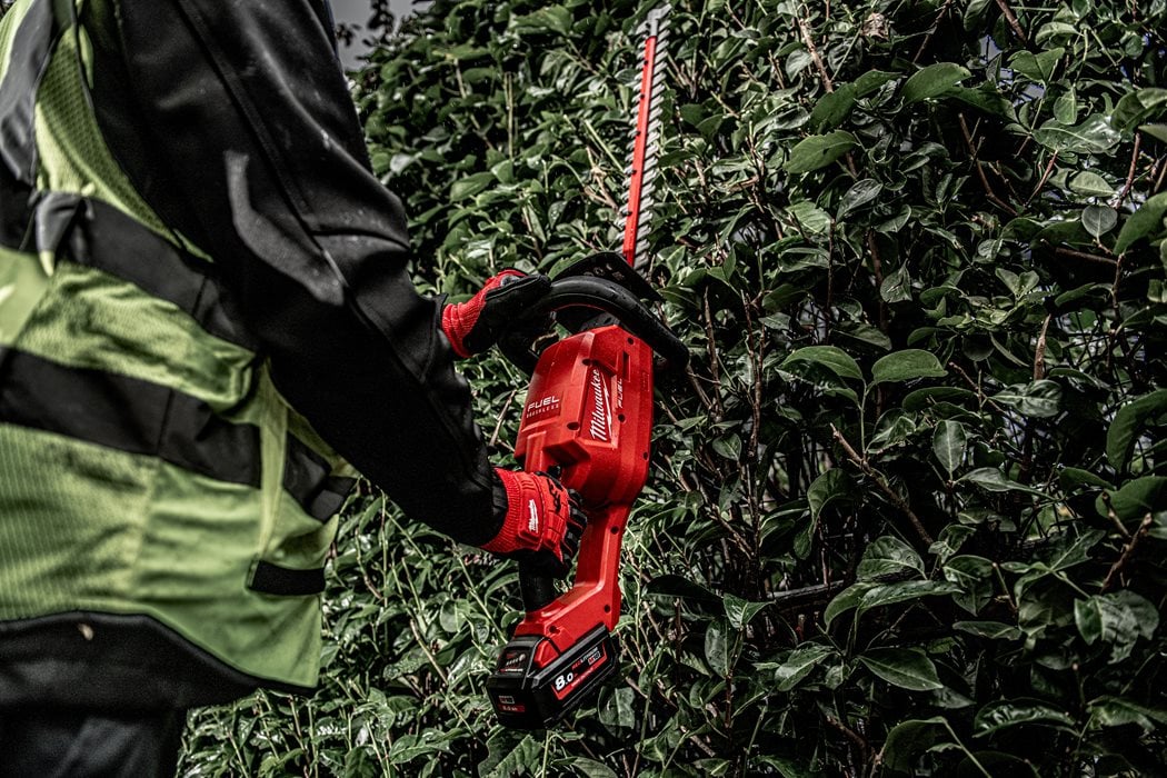 Milwaukee M18 CHT-0 FUEL Akku-Heckenschere mit 60 cm Messer ohne Akku/Lader im Karton