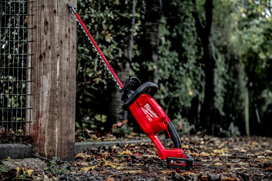 Milwaukee M18 CHT-0 FUEL Akku-Heckenschere mit 60 cm Messer ohne Akku/Lader im Karton