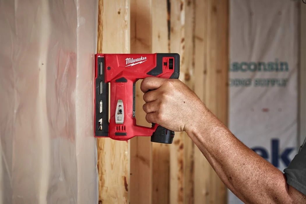 Milwaukee M12 BST-0 Akku-Tacker ohne Akku/Lader im Karton
