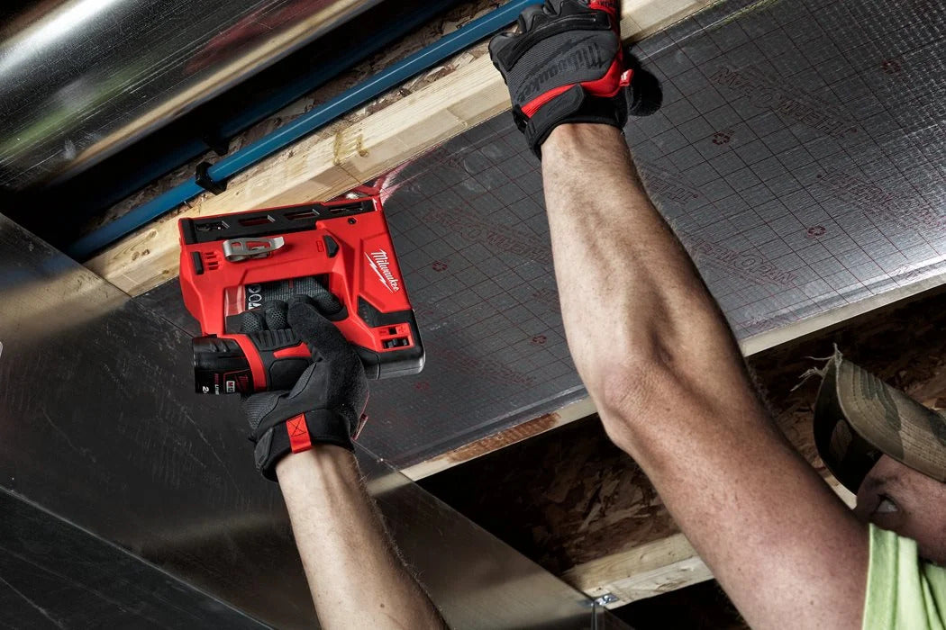 Milwaukee M12 BST-0 Akku-Tacker ohne Akku/Lader im Karton