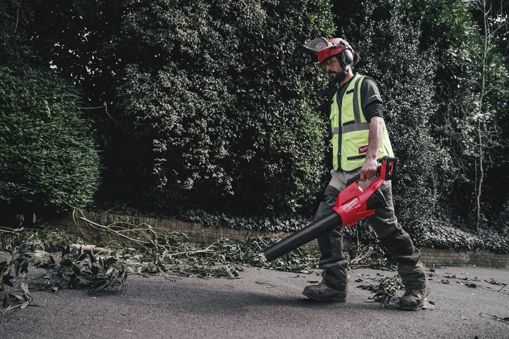 Milwaukee M18 FBL-0 Akku-Laubbläser bürstenlos 193 km/h / 212 l/s Luftdurchsatz ohne Akku/Lader im Karton