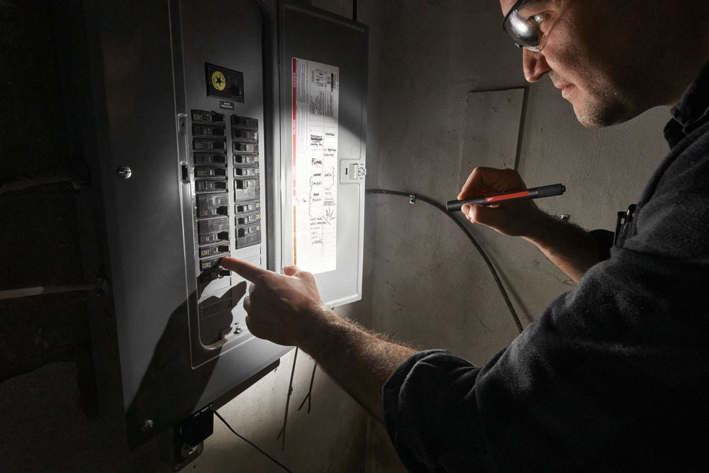 Milwaukee® IRPL250 TRUEVIEW Wiederaufladbare Stiftlampe 250 Lumen und 100 m Reichweite im Karton