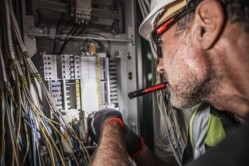 Milwaukee® IRPL250 TRUEVIEW Wiederaufladbare Stiftlampe 250 Lumen und 100 m Reichweite im Karton