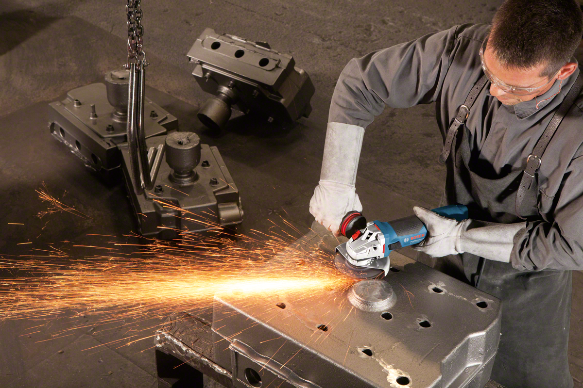 Bosch Professional GWS 17-125 CIE Winkelschleifer im Karton