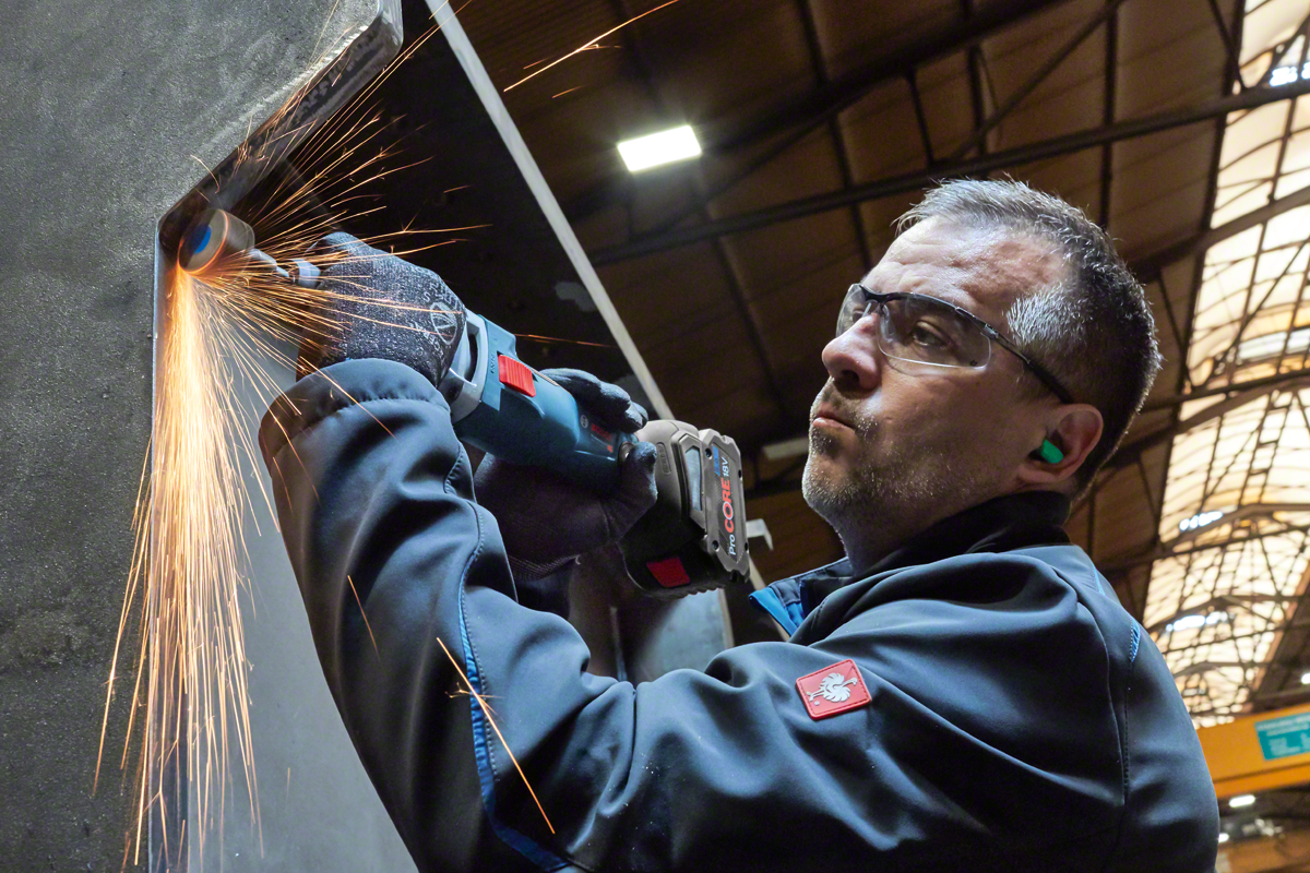 Bosch Professional GGS 18V-23 LC Akku-Geradschleifer bürstenlos ohne Akku/Lader in L-Boxx 136