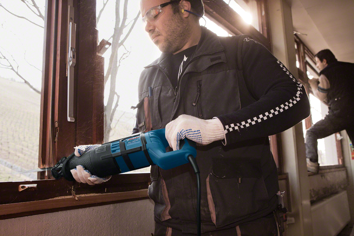 Bosch Professional GSA 1300 PCE Säbelsäge inkl. 2 Säbelsägeblätter 28 mm Hublänge 1300 Watt im Handwerkerkoffer