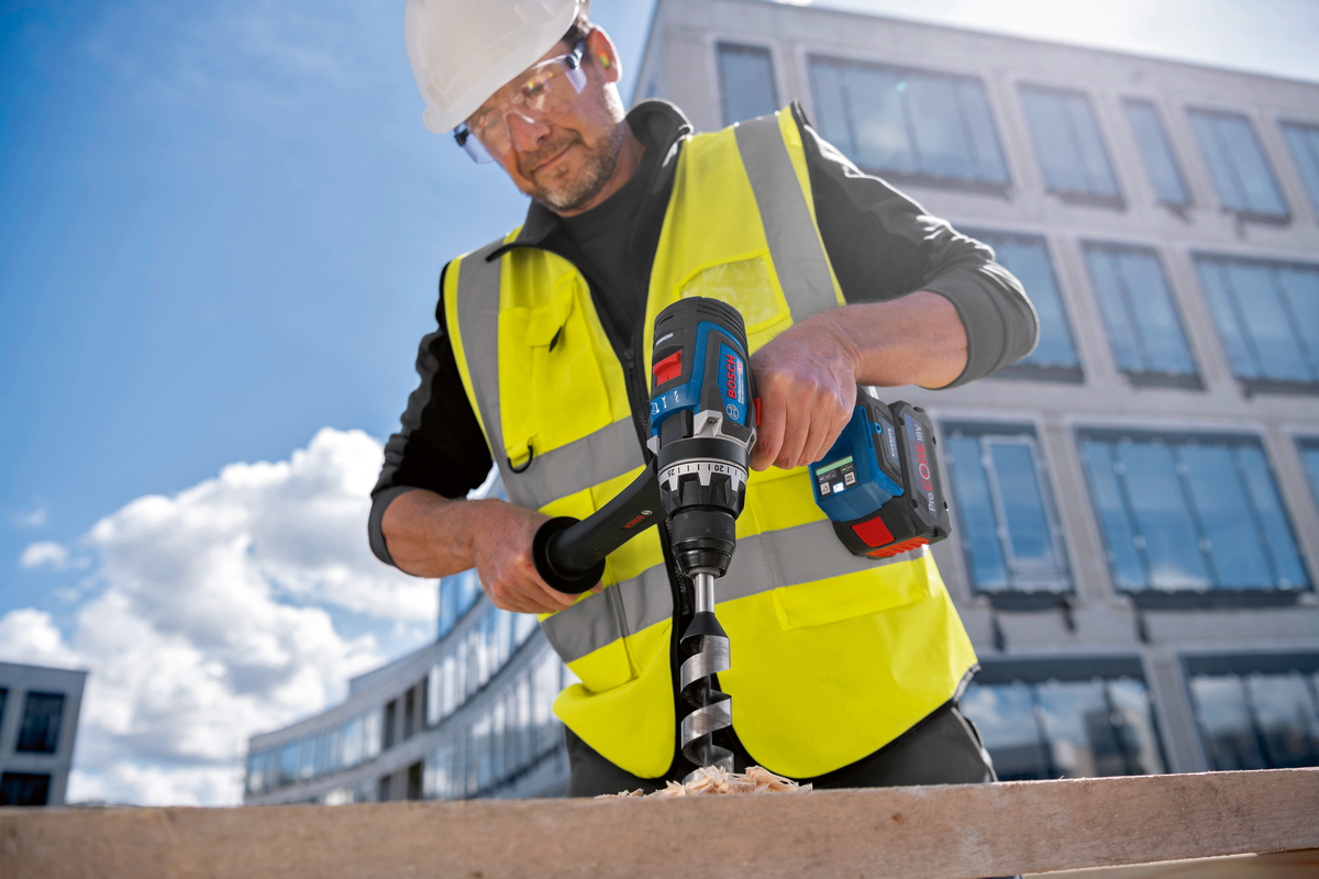 Bosch Professional GSB 18V-150 C Akku-Schlagbohrschrauber mit 150 Nm ohne Akku/Lader in L-Boxx 136