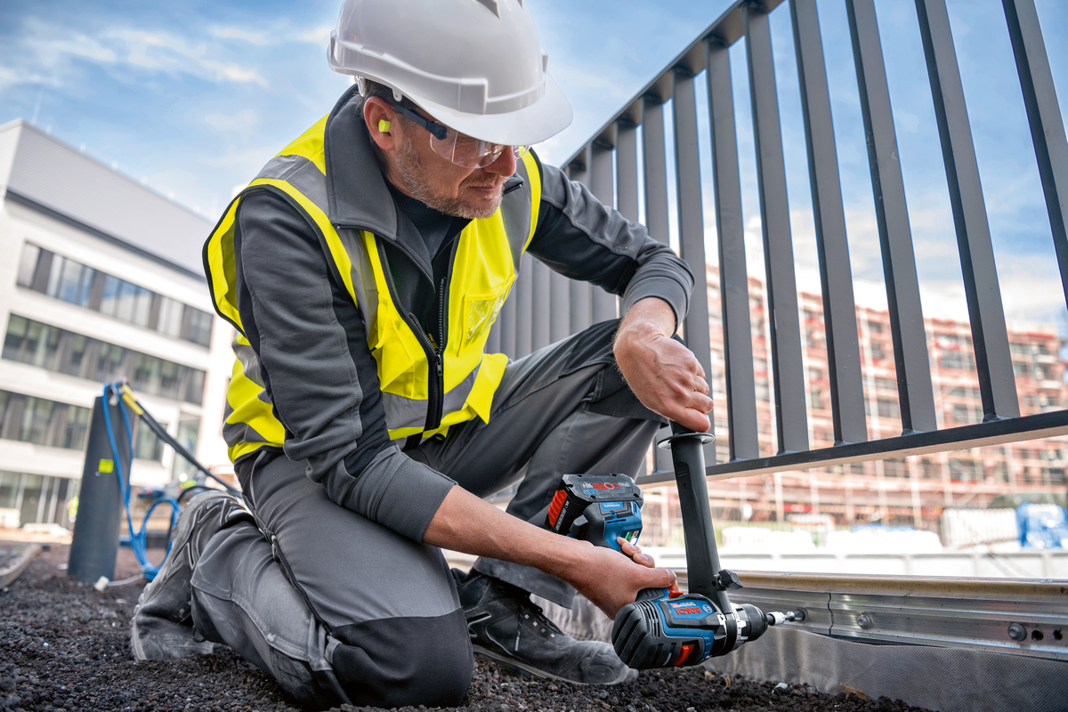 Bosch Professional GSB 18V-150 C Akku-Schlagbohrschrauber mit 150 Nm ohne Akku/Lader in L-Boxx 136