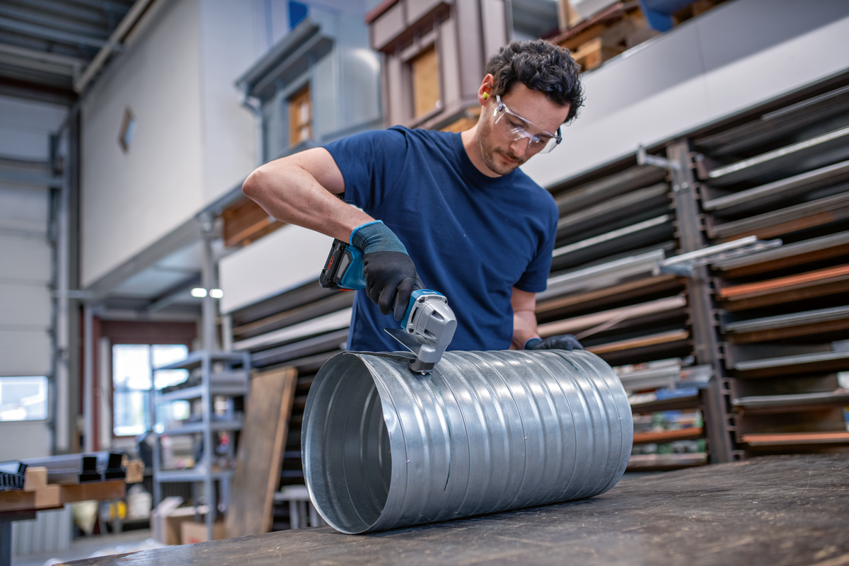 Bosch Professional GSC 18V-16 E Akku-Blechschere mit 2 x 4.0 Ah ProCore in L-Boxx