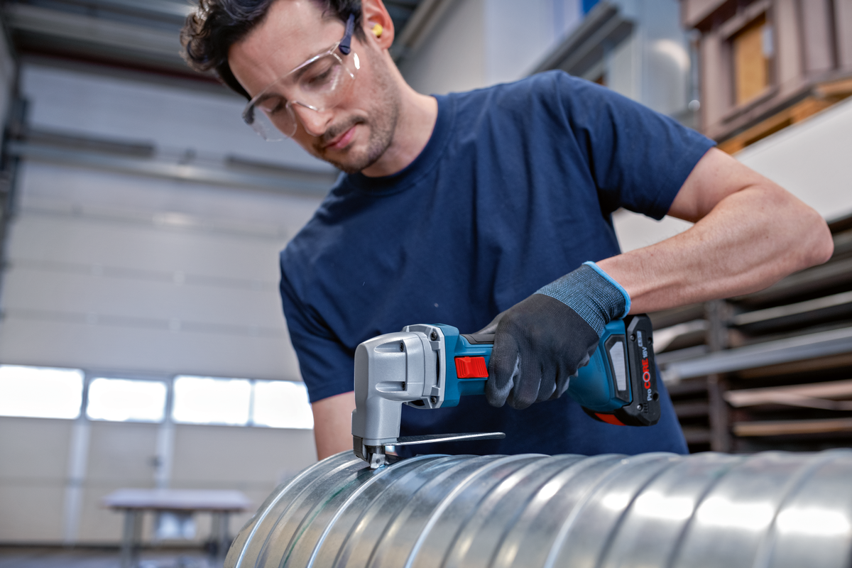 Bosch Professional GSC 18V-16 E Akku-Blechschere mit 2 x 4.0 Ah ProCore in L-Boxx