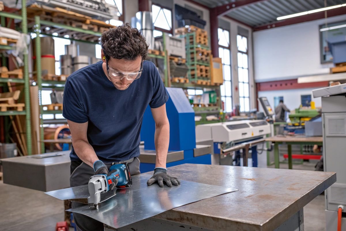 Bosch Professional GSC 18V-16 E Akku-Blechschere mit 2 x 4.0 Ah ProCore in L-Boxx