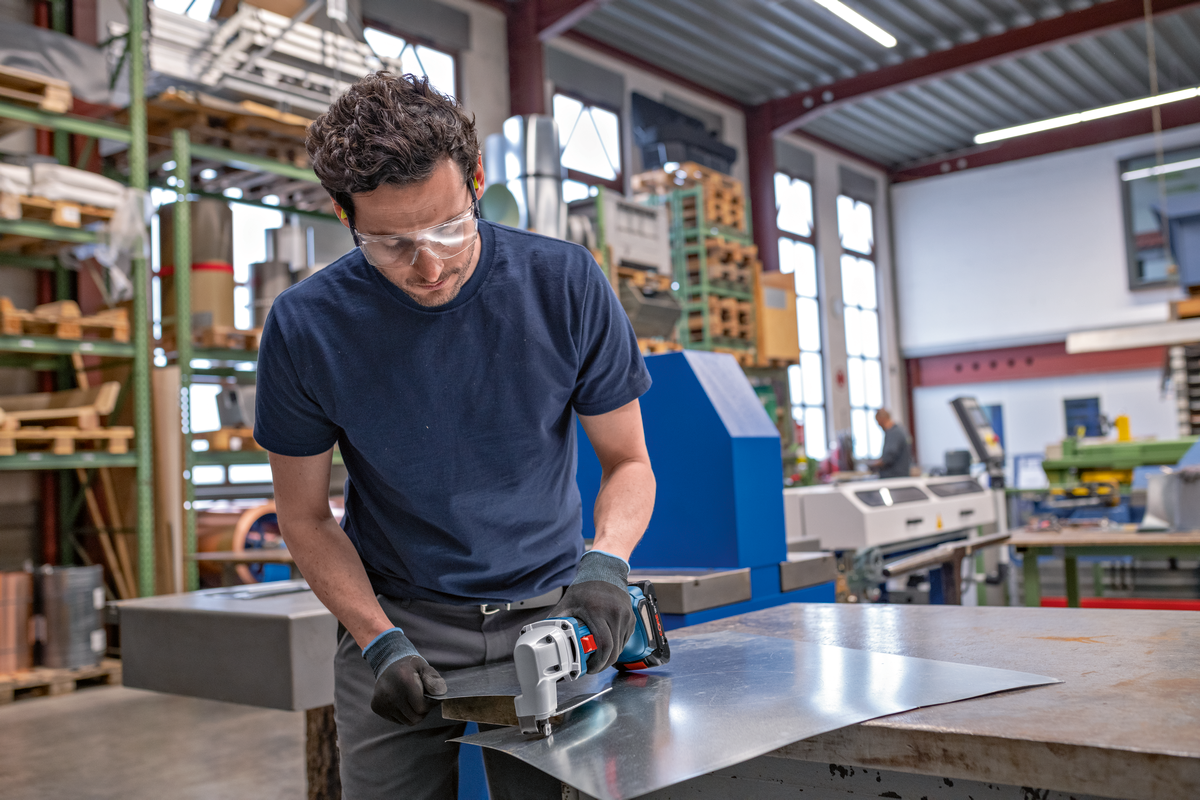 Bosch Professional GSC 18V-16 E Akku-Blechschere mit 2 x 4.0 Ah ProCore in L-Boxx