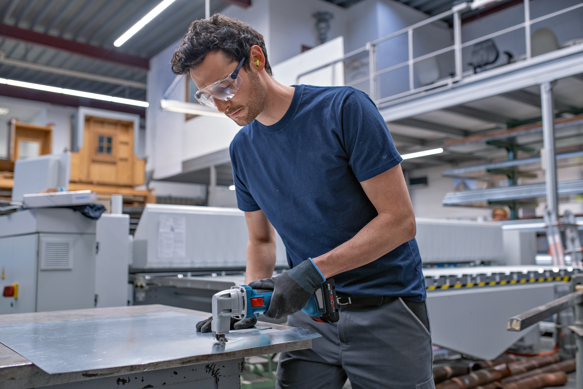 Bosch Professional GSC 18V-16 E Akku-Blechschere mit 2 x 4.0 Ah ProCore in L-Boxx