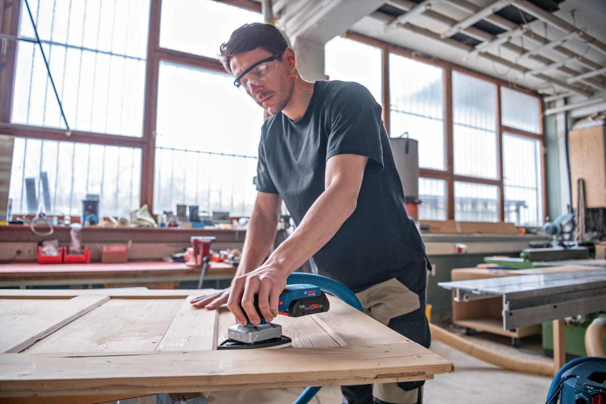 Bosch Professional GSS 18V-13 Akku-Schwingschleifer bürstenlos ohne Akku/Lader in L-Boxx 136 inkl. Zubehör