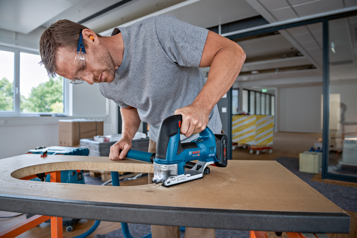 Bosch Professional GST 18V-155 BC Akku-Stichsäge mit Bügelgriff ohne Akku/Lader in L-Boxx 136