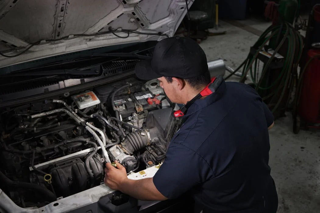 Milwaukee L4 NL400-301 Akku-Nackenleuchte 400 Lumen ideal fuer KFZ Bereich (4933479898)