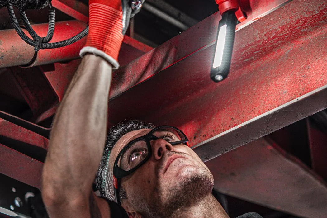 Milwaukee L4 SL550-301 USB-Akku-Stableuchte 550 Lumen (4933478869)