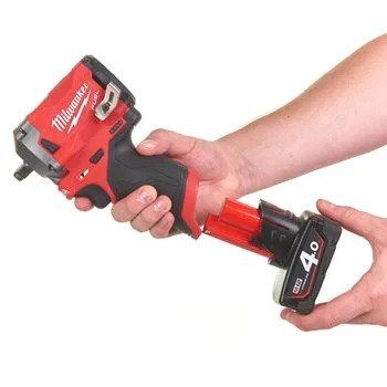 Milwaukee M12 FIW38-422X FUEL Akku-Schlagschrauber 339 Nm 3/8" Sprengring mit 1x 4.0 Ah und 1x 2.0 Ah und Lader in HD-Box (4933464613)