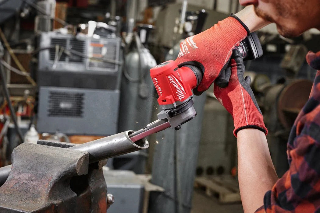 Milwaukee M12 FBFL13-402B FUEL Akku-Bandfeile mit 2x M12 B4 und Lader in Tasche (4933480961)