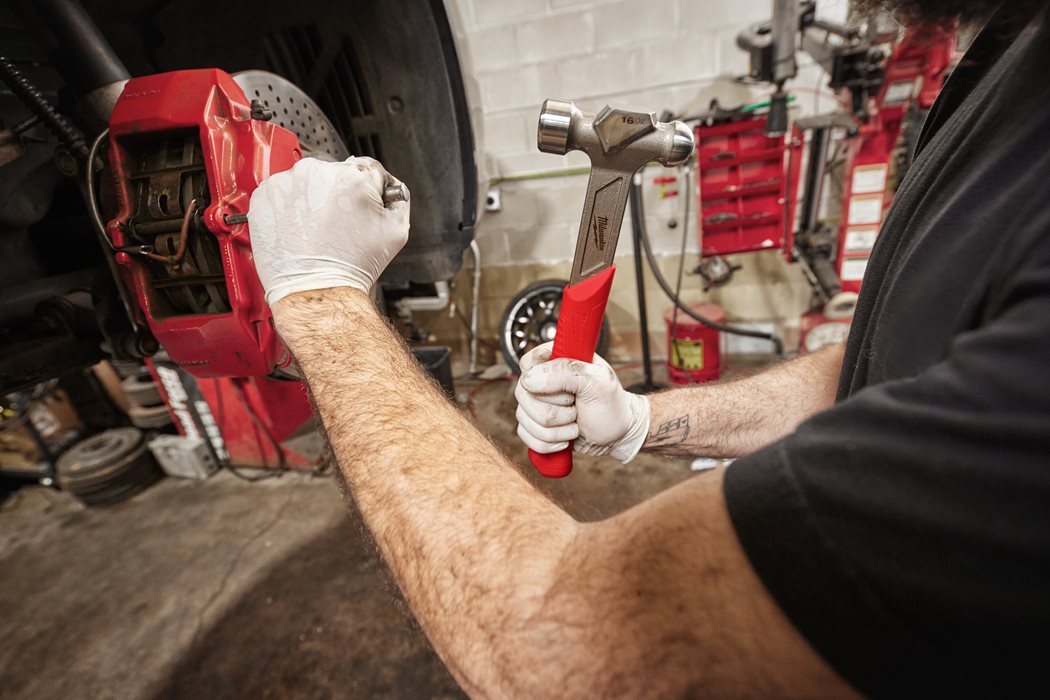 Milwaukee Schlosserhammer englische Form 450 g mit Doppel-T-Griff-Konstruktion (4932492346)