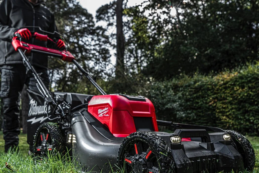 Milwaukee M18 F2LM53-122 FUEL Akku-Rasenmäher 53 cm Schnittbreite 2x M18HB12 und Lader im Karton